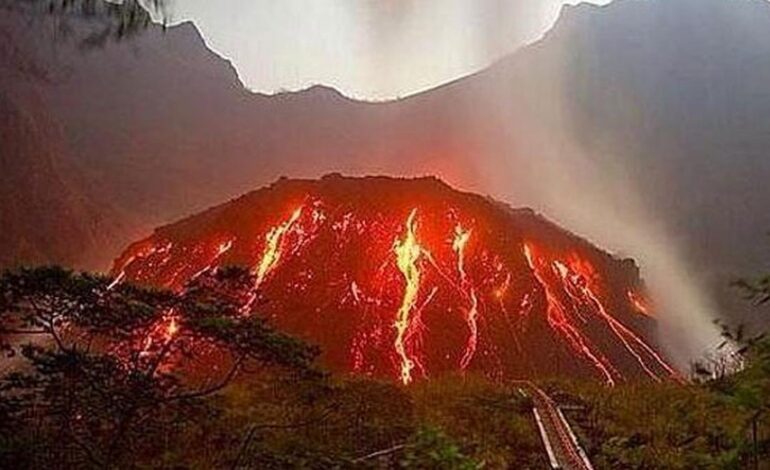 Letusan Gunung Kelud: Sejarah dan Dampaknya